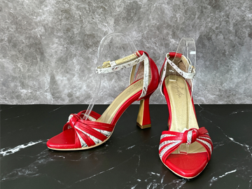 EL COLOR Y LOS ZAPATOS SON ELEMENTOS FUNDAMENTALES AL VESTIR